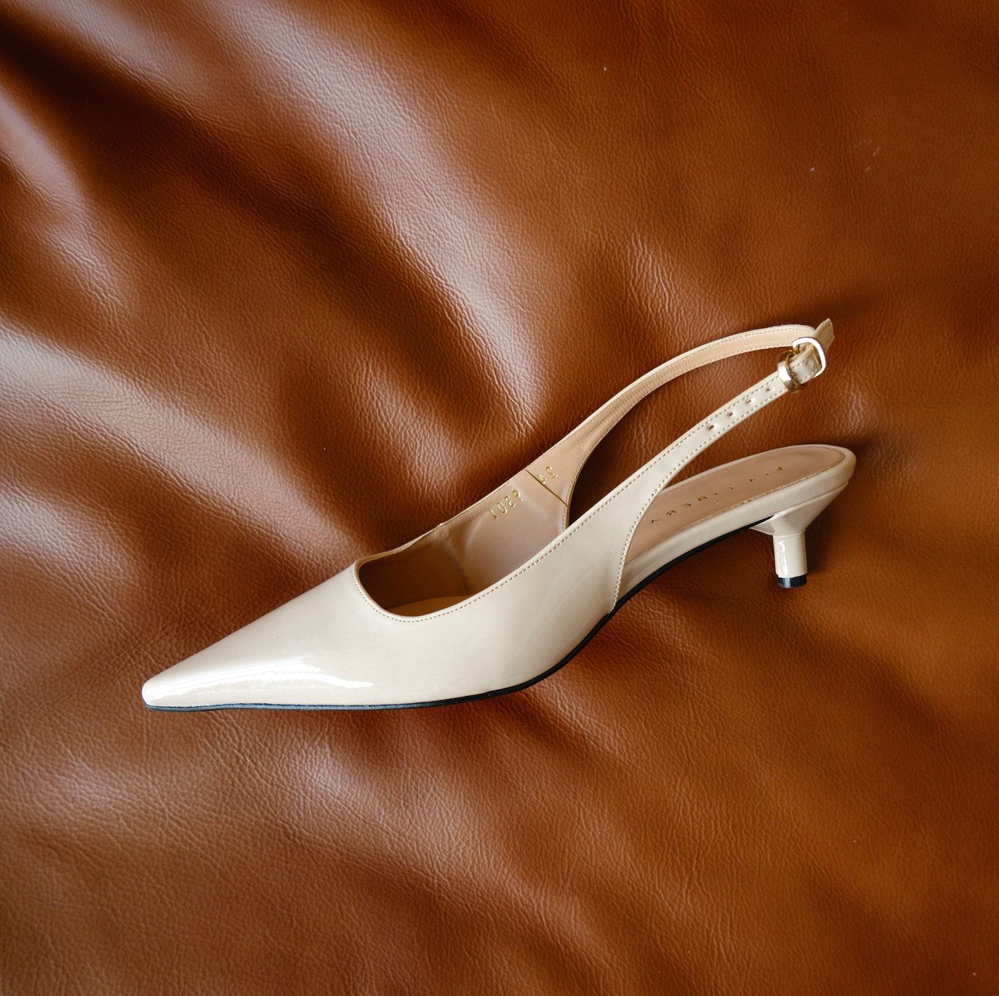 Zapatilla KITTEN charol avena