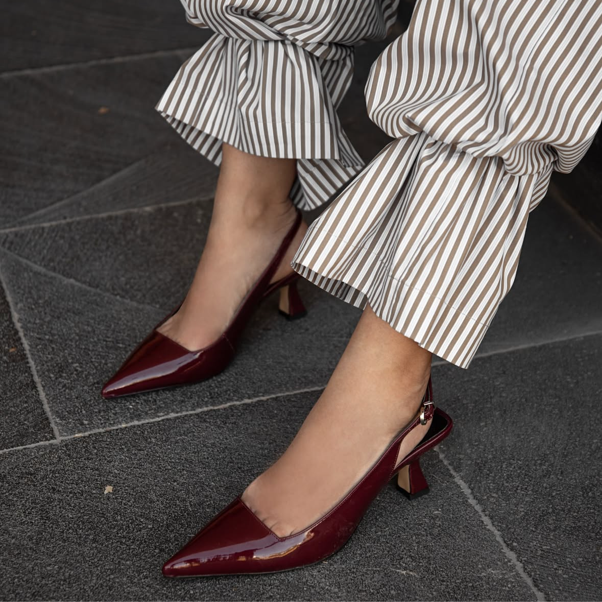 Zapatilla JANINE charol black cherry