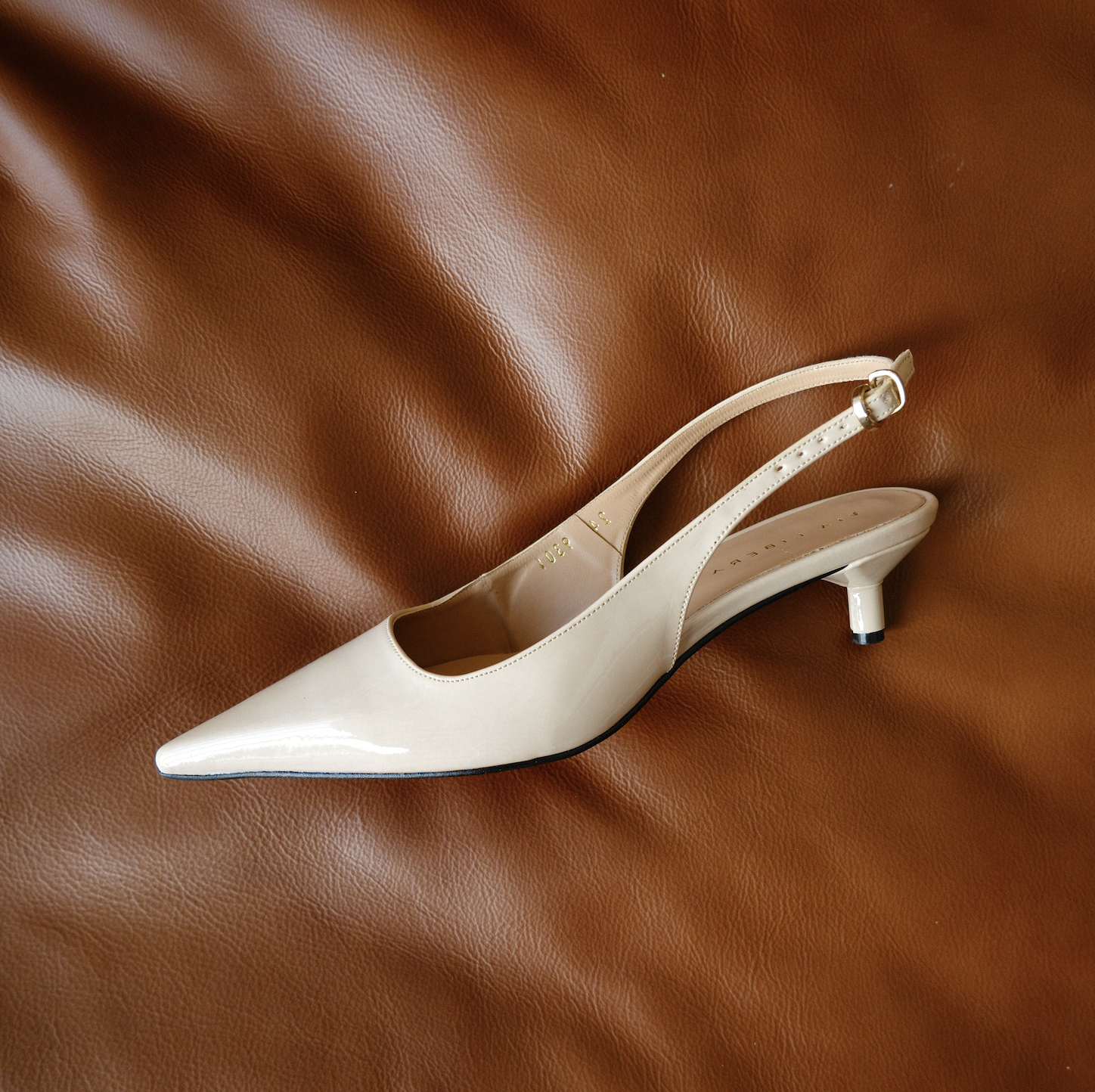 Zapatilla KITTEN charol avena