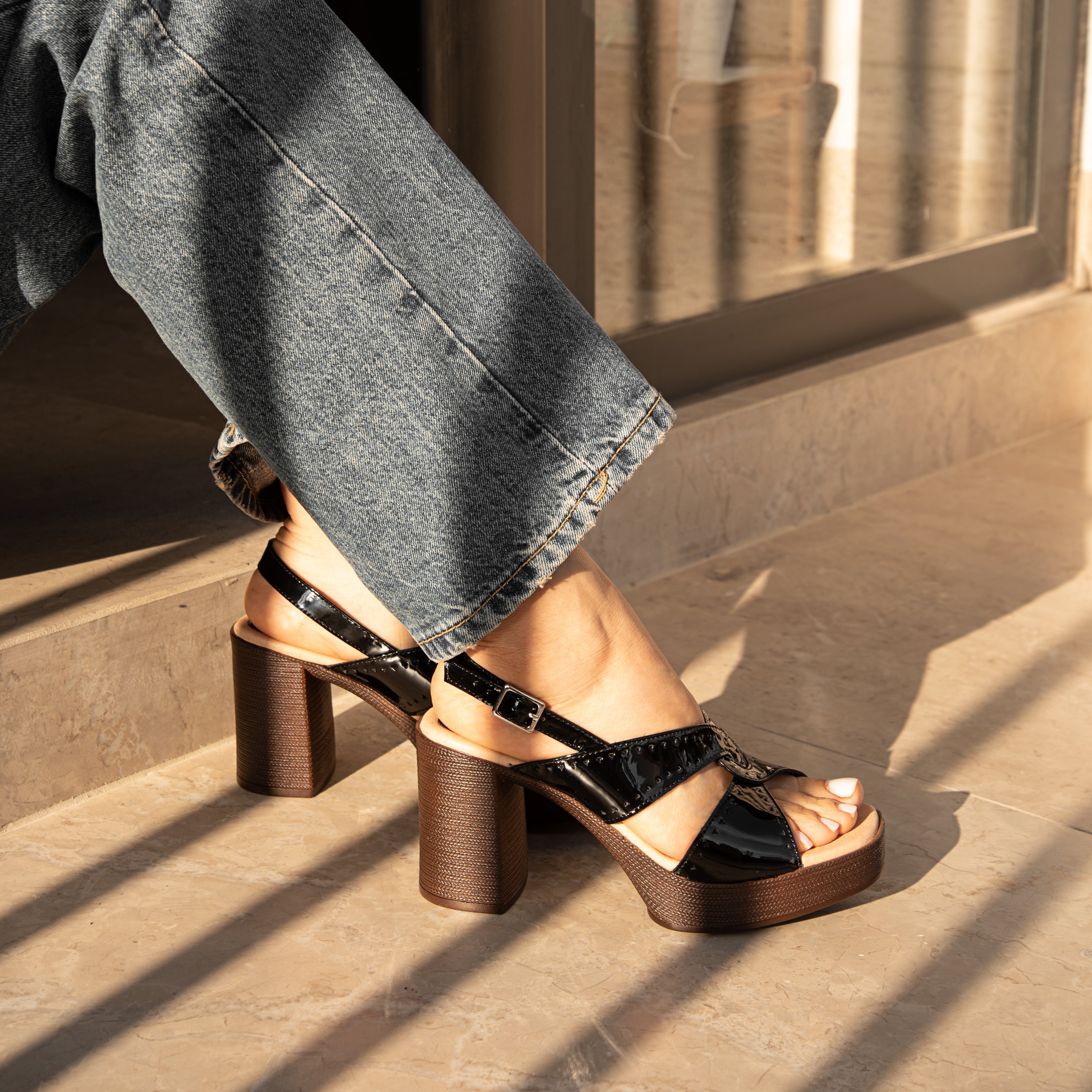 Sandalia LUNA charol negro